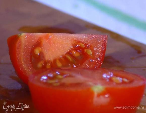 Помидоры нарезать небольшими дольками.
