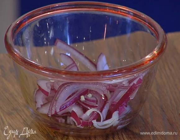 Красный лук почистить, нарезать полукольцами, залить уксусом и дать постоять, затем уксус слить.
