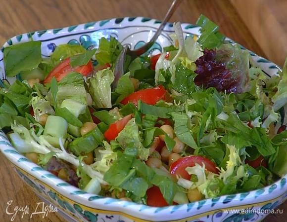 Салатный микс выложить на тарелку, сверху разложить помидоры, нут, огурцы, щавель, сбрызнуть все оливковым маслом и перемешать.