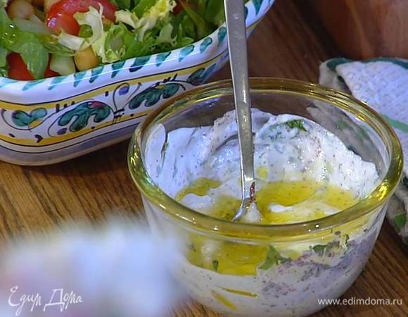 Приготовить заправку: йогурт соединить с измельченным базиликом и сумахом, посолить, поперчить, влить оливковое масло и перемешать.