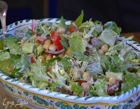 Замаринованный лук выложить на овощи, полить все заправкой и перемешать.