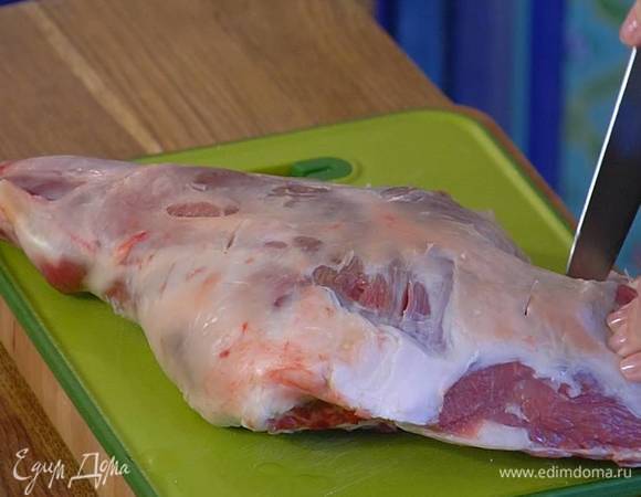 С ягнятины срезать лишний жир и кончиком ножа сделать 10‒12 не очень глубоких надрезов.