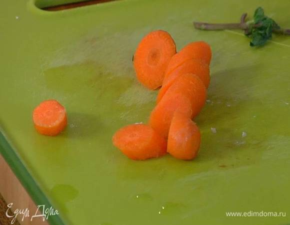 Морковь и шалот почистить и крупно нарезать.