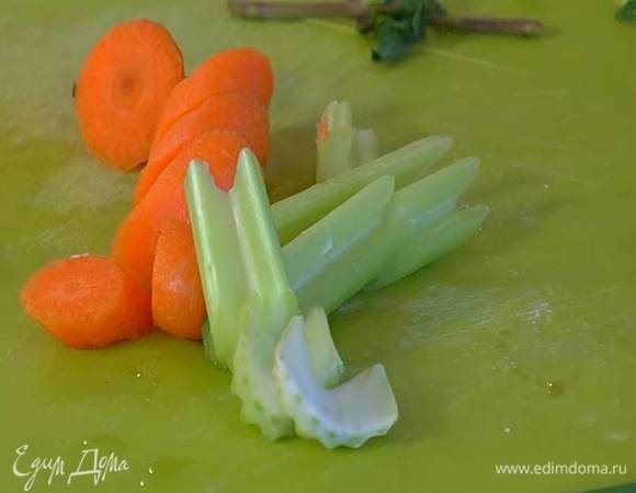 Стебель сельдерея разрезать на 4‒6 частей.