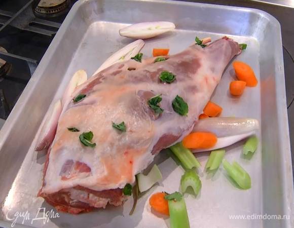 Поместить мясо на противень, рядом разложить подготовленные овощи, посолить, поперчить и влить в противень вино.