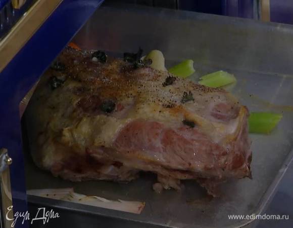 Запекать мясо в разогретой духовке 20 минут, затем понизить температуру до 180°С, влить в противень куриный бульон и продолжать запекать еще около 2 часов.