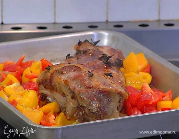 Весь сладкий перец, удалив плодоножку с семенами нарезать кубиками, добавить к ягнятине и посолить, мясо полить выделившимся соком и запекать еще 20‒30 минут до готовности.