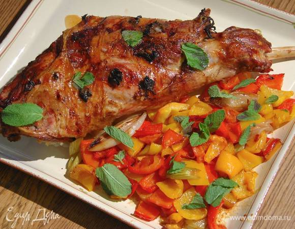 Оставшиеся листья мяты порвать руками и украсить мясо с овощами.