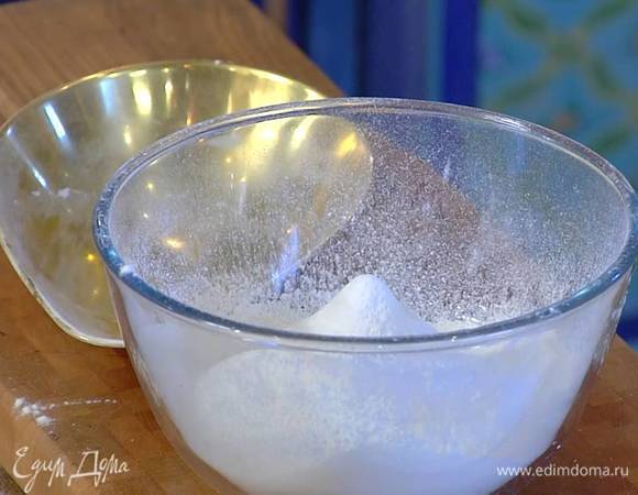 Просеять 500 г муки через сито, добавить дрожжи и соль.