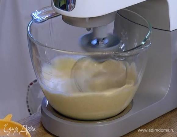 Сахар с яйцами взбить в комбайне насадкой-венчиком в пышную массу, затем добавить ваниль и взбить еще немного.