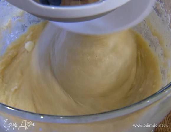 В сахарно-яичную массу всыпать муку с дрожжами, влить молоко со сливочным маслом и 3‒5 минут вымешивать крюком для теста, пока не получится гладкая, однородная масса.