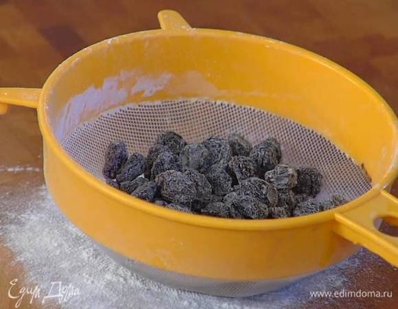 Изюм вымыть, обсушить и обвалять в оставшейся муке, затем добавить в тесто и вымешать еще немного — тесто не должно быть слишком крутым.