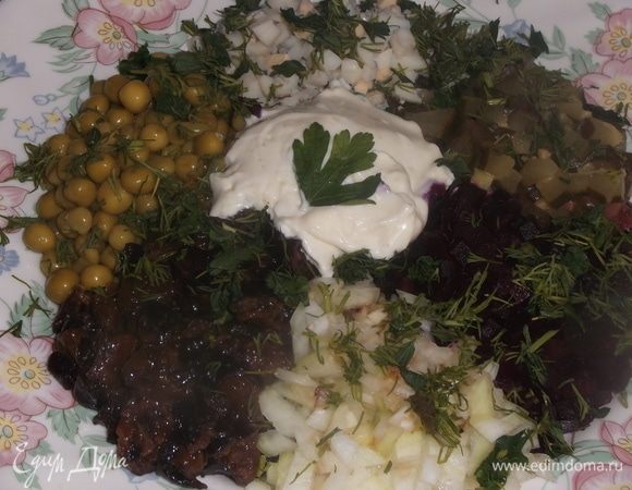 Свеклу, огурец, чернослив распаренный (100 г), яйцо нарезать. Добавить зеленый горошек, лук (можно без него), соль и зелень.