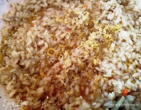 Через 20 минут рис впитал в себя всю жидкость. Добавляем сок лимона и цедру. Перемешиваем и готовим еще 3 минуты.