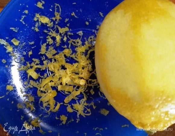 С лимона снимаем цедру. Из половины лимона выжимаем сок.