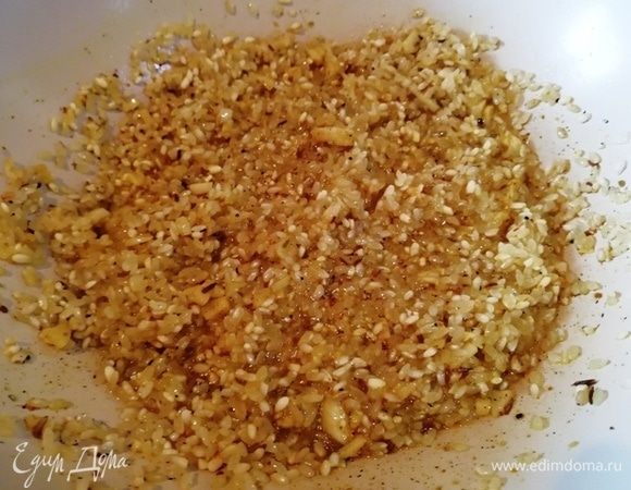 Обжариваем около 3 минут, пока рис не поменяет цвет.
