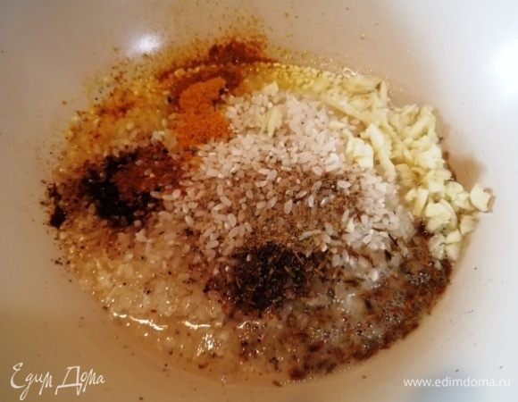 В растопленное кокосовое масло высыпаем 1 стакан риса и все специи, соль и перец. Перемешиваем.