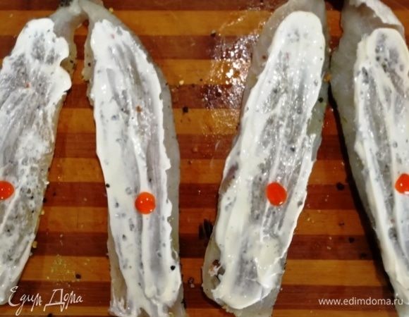 Разделайте на филе, оставив хвостик. Посолите, поперчите (с двух сторон), смажьте майонезом и острым соусом со стороны филе.