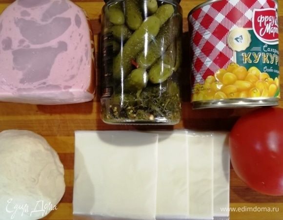 Подготовим необходимые ингредиенты. Кукурузу ТМ «Фрау Марта», качественную ветчину, маринованные огурчики, помидор и плавленый сыр. Любое дрожжевое тесто (у меня осталось от приготовления булочек).