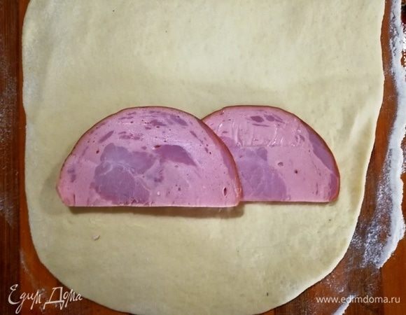 Тесто раскатываем, укладываем ветчину.