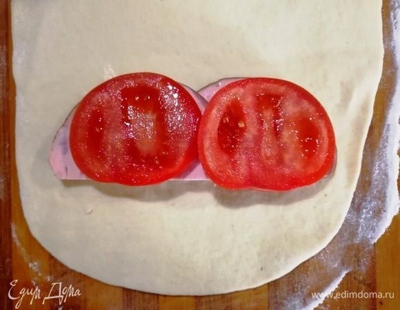 Выкладываем помидор.