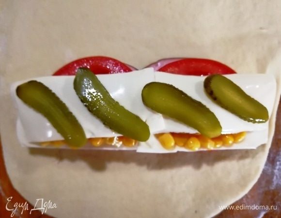 Выкладываем огурчик.