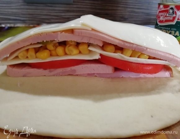 Затем — ветчина и сыр. 