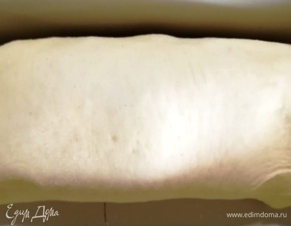 Формируем рулет и выкладываем в хлебную форму. Оставляем на расстойку на 15 минут.