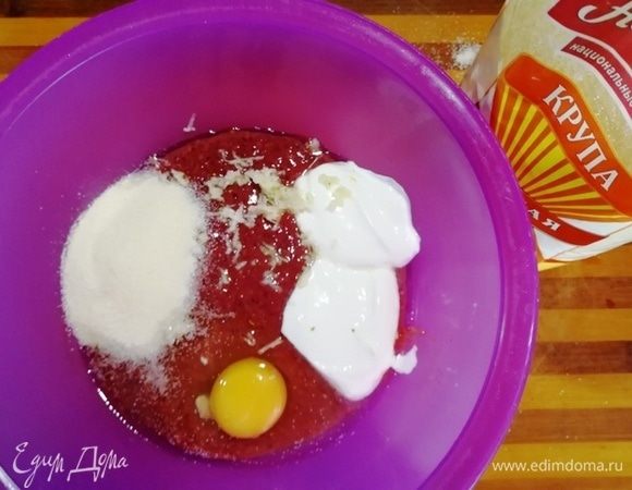 Добавьте манную крупу, сметану, чеснок, яйцо, соль и перец. 