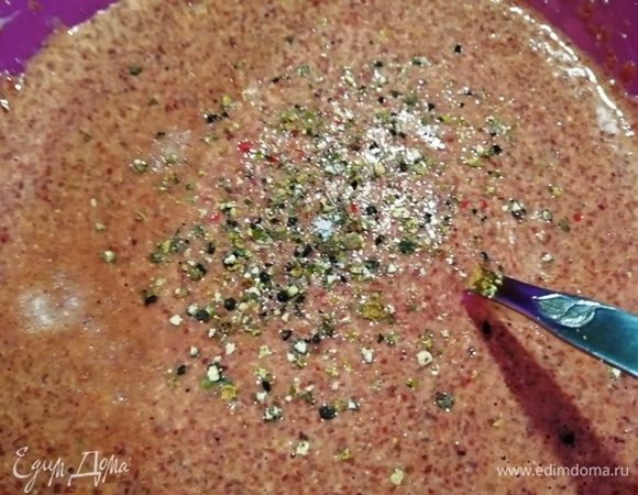 Перемешайте и оставьте фарш на 15 минут, чтобы манка набухла.