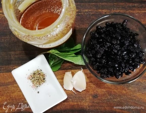 Приготовим соус. Возьмем размороженную чернику, мяту, соль, перец, чеснок и мед.