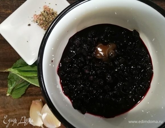 В сотейнике подогреем чернику и мед.