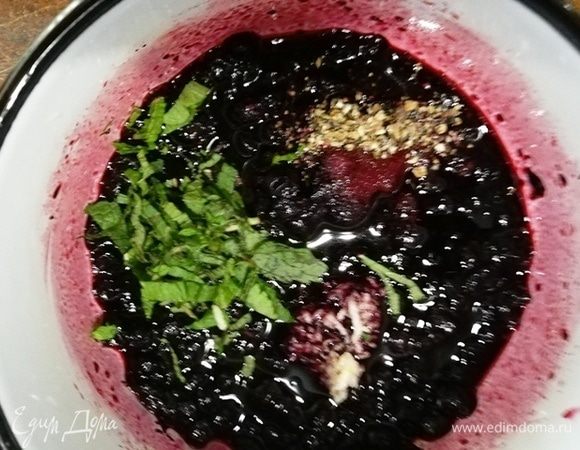 Добавим мяту, чеснок, соль и перец. Проварим соус на плите в течение 10 минут. Соус готов.