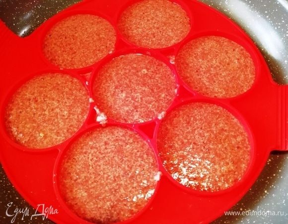 Манка хорошо набухла. Жарим печеночные оладьи в разогретом оливковом масле.