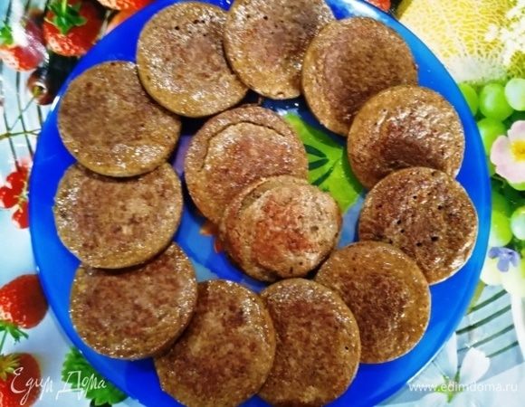 Оладьи и соус готовы. Собираем блюдо.