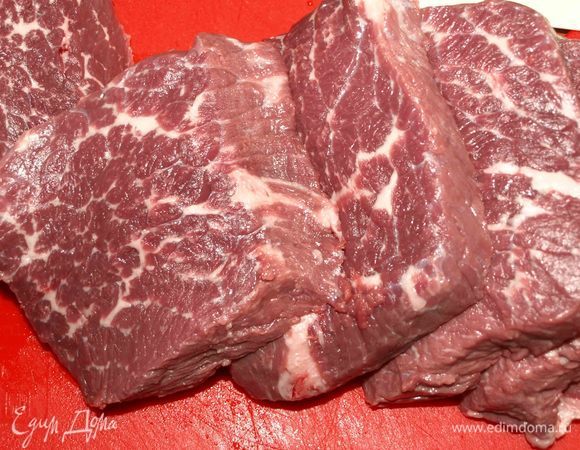 Кусок говядины моем, обсушить бумажными полотенцами и нарезать на куски 2 см. Желательно нарезать вдоль волокон. Если на мясе есть пленка или лишний жир, то обязательно срезать.