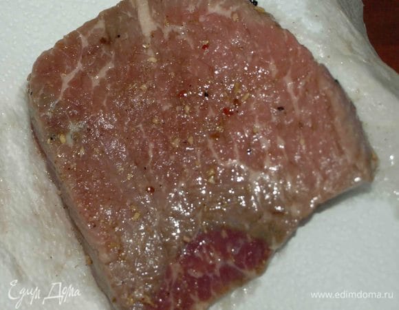 За 30 минут перед приготовлением достать мясо из холодильника и дать ему постоять при комнатной температуре минут 30. Достать мясо из маринада и обсушить бумажным полотенцем. Маринад уварить на треть. Процедить и можно подавать к мясу.