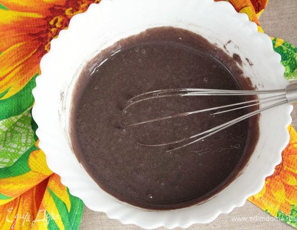 Всыпать предварительно просеянную муку пшеничную (160 г) и добавить гашеную соду (1 ч. л. без горки) уксусом 6–9 % (около 1 ч. л.). Вымешать тесто до однородности.