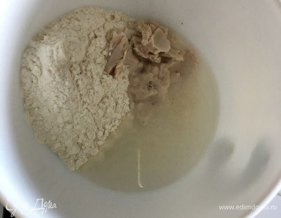 Для опары в емкости смешать дрожжи свежие, теплую (35°С) воду и муку.