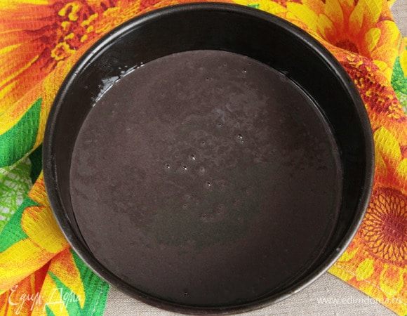 Дно формы (диаметр — 18 см) застелить промасленным пергаментом. Выложить в форму тесто и выпекать в предварительно разогретой духовке до 190°С примерно 40 минут. Ориентируйтесь, пожалуйста, по своей духовке и сухой лучине, но только не пересушите.