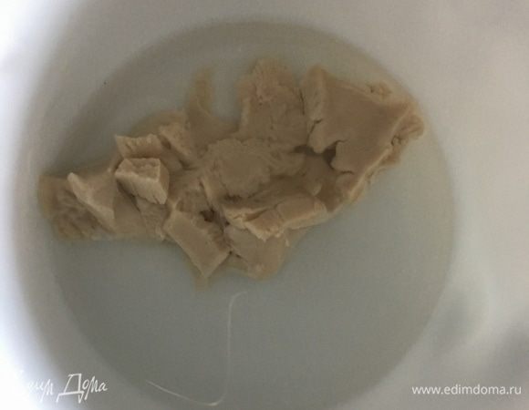 Замес 1. Пока опара подходит, в маленькой емкости в теплой воде растворить свежие дрожжи и оставить минут на 10. 