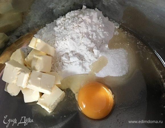 В большую чашу просеять из замеса 1: муку, 1 яйцо, сахар, сливочное масло комнатной температуры, нарезанное на кубики.