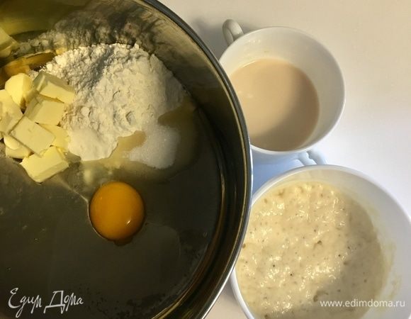 Так вот в большой чаше смешиваем подготовленные из замеса 1 все ингредиенты с подошедшей опарой и «проснувшиеся» дрожжи.