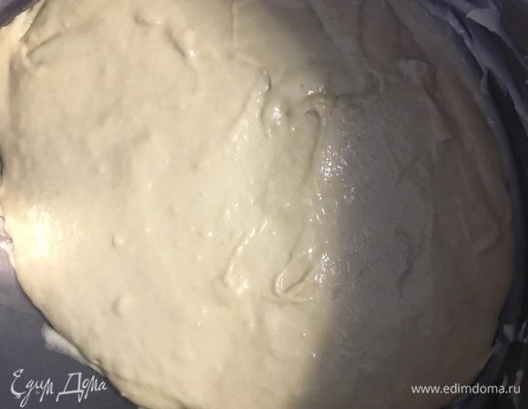 Замесить тесто ложкой примерно 5–6 мин. Тесто будет жидким (как на фото). Плотно закрыть миску пищевой пленкой и оставить подходить на 1,5–2 часа.