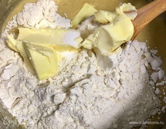 И только потом уже добавить муку, соль и сливочное масло комнатной температуры, нарезанное кубиком.