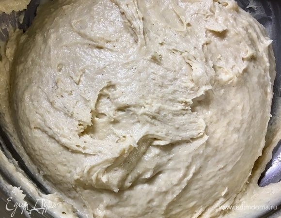 Замешивать мягкое тесто 10–15 мин. Оно должно стать эластичным, затянуть миску пищевой пленкой, оставить при комнатной температуре на 1–2 часа. 