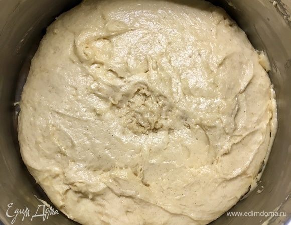 Объем теста должен увеличиться в 2 раза. Когда тесто подойдет (на фото тесто ровно через 2 часа), необходимо отправить его в холодильник на 12–14 часов. Я делала замес 1 и 2 вечером. Ночь тесто провело в холодильнике.