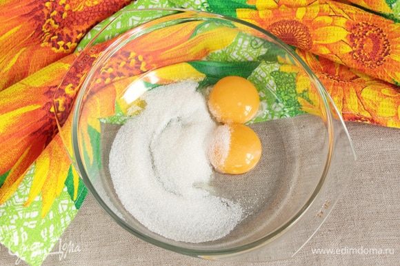 Для заварного крема желтки куриных яиц (2 шт.) растереть с сахарным песком (2 ст. л.).