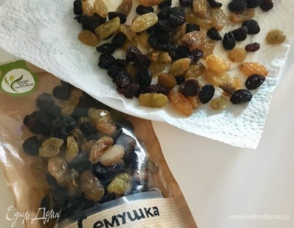 Изюм замочить на 30 мин. в двух столовых ложках алкоголя и кипятка. После чего жидкость слить, а изюм обсушить тщательно бумажным полотенцем.