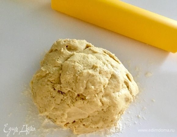 Припылить рабочую поверхность мукой, выложить тесто.